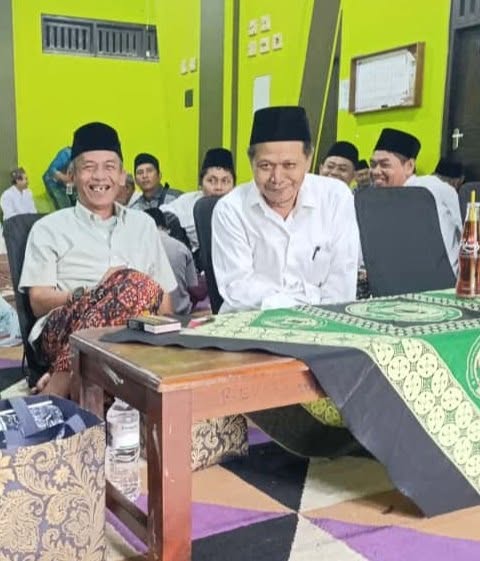 Stakof's tweet photo. Ini keliru.

Saya tahu dan cukup kenal siapa 'kiai sepuh' yang bertanya ke Gus Baha soal rokok di cerita yang dibawakan Gus Baha.

Cerita ini sering disampaikan Gus Baha di banyak tempat.

Jelas di sana maksud Gus Baha bukan untuk mengharamkan rokook , ataupun menghalalkan. Cerita itu sebenarnya komedi.

Jadi ada kiai sepuh yang 'tidak punya hiburan'.

Namanya kiai, dangdutan jelas gak boleh, minum alkohol jelas haram, bertindak aneh pun kena mura'ah.

Jadi 'kiai sepuh' ini nanya: apa hukumnya rokok? Rokok itu satu-satunya hiburan (makruh) yang bisa ia nikmati di dunia ini.

Komedinya: kalau Gus Baha bilang halal, 'kiai sepuh' ini tidak akan memberontak. Tapi kalau bilang haram, 'kiai sepuh' ini akan melawan.

Jadi pesan penting di cerita itu adalah 'komedi pemberontakan', bukannya mengharamkan atau menghalalkan rokok.

Oiya, di antara guru Gus Baha itu ada yang bernama Kiai Nawawi dan Gus Aminoto. Keduanya ini perokok berat.

Foto pertama ini adalah Kiai Nawawi dan Gus Aminoto. Foto kedua adalah saya yang ketika itu sedang gembel ke Madinah, dan dikasih kamar oleh Kiai Nawawi.

Foto ketiga adalah saya dan Lora Ismail Ascholy, dan tentu saja bersama dua guru Gus Baha yang saya sebut tadi (ada Kiai Toha Mahsun berbaju biru(

Coba lihat, di tengah forum alumni Al-Anwar saja, bahkan di pondok Al-Anwar Pusat (seberang nDalem Mbah Moen) keduanya pegang sebatang rokok.

Hhe~