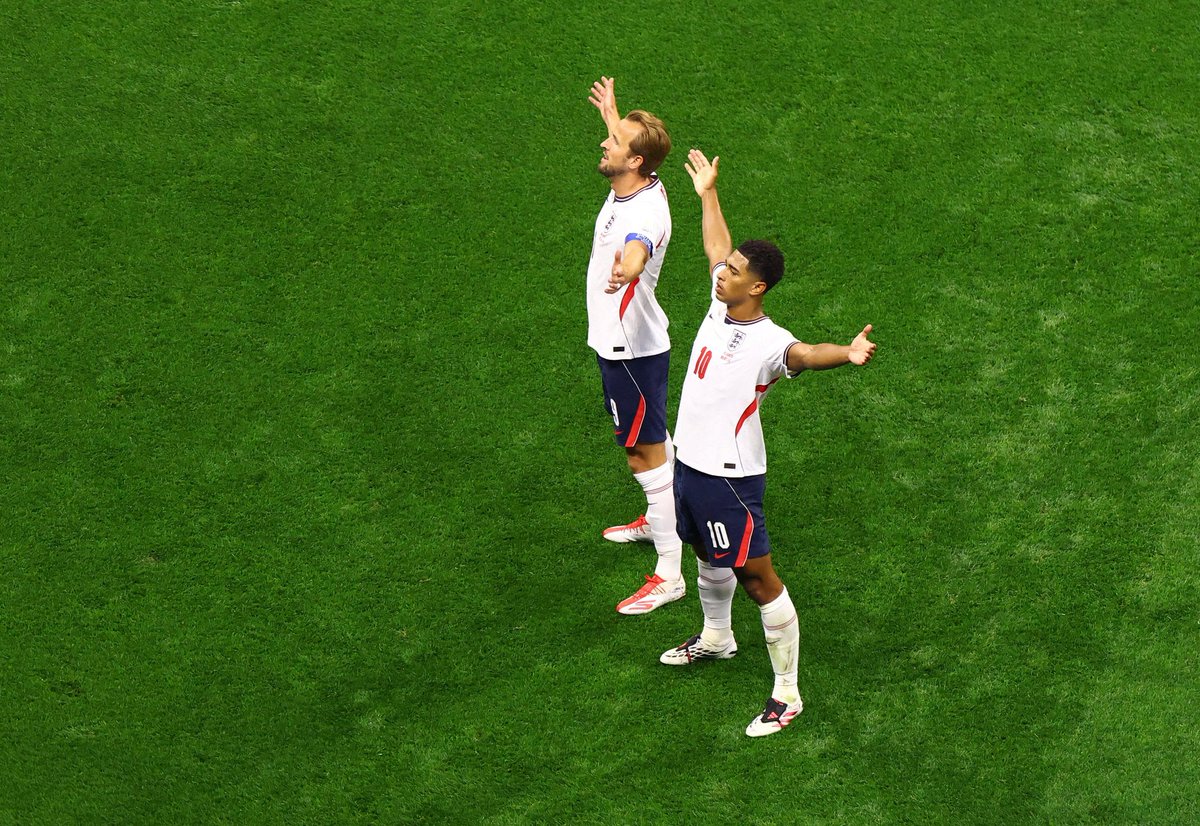 alamiral_17's tweet photo. وما زال الحلم الإنجليزي حيًا "It's coming home" 🏴󠁧󠁢󠁥󠁮󠁧󠁿🔥

إنجلترا تعبر المكسيك وتُبقي حلم إعادة الكأس إلى الديار حيًا.👏🏻

#المكسيك_إنجلترا #انجلترا #كاس_العالم_٢٠٢٦ https://t.co/HXHLXFj8rn