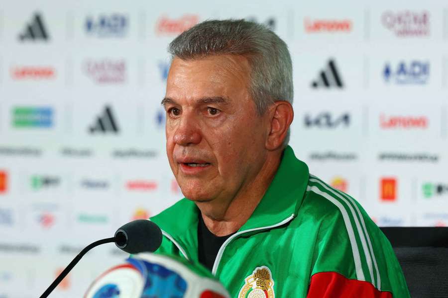 UTD_Seth001's tweet photo. 🚨Javier Aguirre on Jude Bellingham:

🗣️ Reporter:
“What made Jude Bellingham so difficult for your team to deal with tonight?”

🗣️ Javier Aguirre:

“It’s not just his quality. We prepared for his quality.

What makes him so difficult is that he never stays in one place.

One minute he’s helping in midfield, the next he’s arriving in the box like a centre-forward.

You think you’ve picked him up, then he disappears from your line of sight for one second… and that’s enough.

For his first goal, we had defenders in the right positions. But Jude attacked the space with perfect timing.

For the second goal, exactly the same story. He reads the game half a second quicker than everybody else.

Players like that punish the smallest mistake.

You can spend the whole week analysing them, showing videos, working on defensive shape… but if you lose concentration for one moment, he’s there.

Tonight, that’s exactly what happened.

We didn’t lose because we didn’t respect Jude Bellingham.

We lost because, for two moments, we couldn’t stop him from doing what world-class players do.