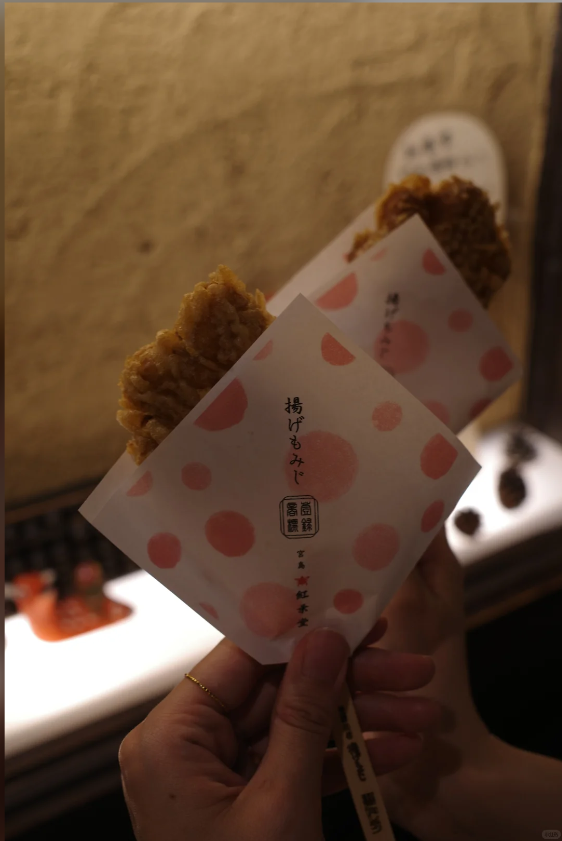 nnh773's tweet photo. 曇り空の宮島。島の日暮れや鹿たちがだんだん「大胆」になってきて、観光客の食べ物を奪いにいくレベルになってる気がする（笑） https://t.co/uk2sR1lzeH