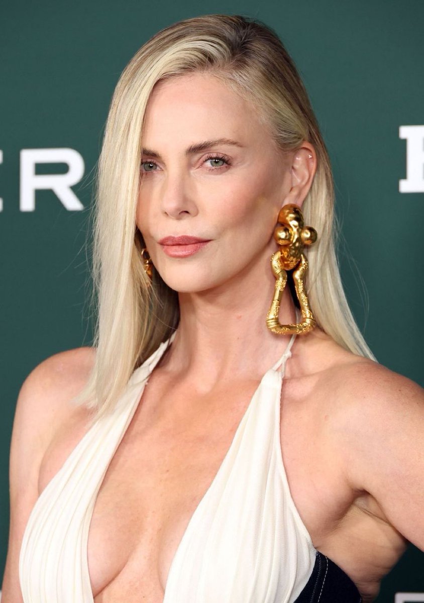 ozetgechaber's tweet photo. 50 yaşındaki Charlize Theron, neden evlenmek istemediğini açıkladı:

“Yakın zamanda 26 yaşındaki bir erkekle seviştim ve bu inanılmazdı.

Bu ayrıcalıklardan evlilikte keyif alamazsın.” https://t.co/C4Kcc2hXBO