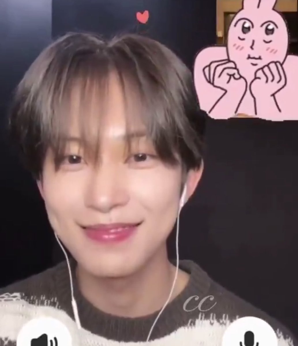 gwthigh's tweet photo. 분명요랬는데           머리에뭔짓을했길래👇요상태로  나타난거지
1) 어떠한이유로 모자를썼다가벗었다
2) 이뻐보이려고 고데기로볼륨넣다가 망했다
3) 쪽잠잤는데머리가눌렸다
뭐든 물에쫄딱젖어온 눙아지같아서 쫀귀임 https://t.co/E6HBaHsxmT