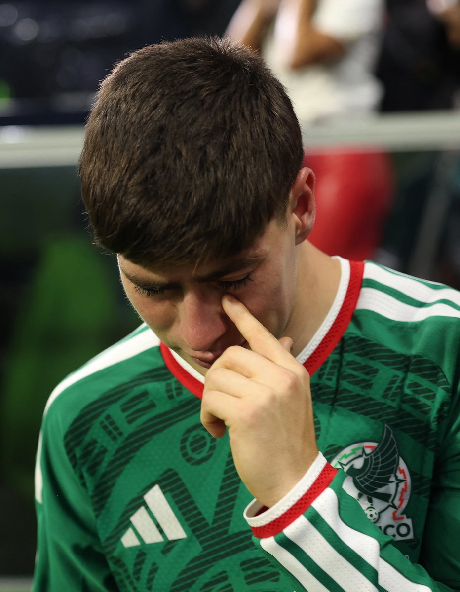 Radio_Formula's tweet photo. ¡LLORAMOS CONTIGO, HORMIGA! 😭⚽ Armando Gonzáles ROMPIÓ EN LLANTO cuando sonó el pitazo final del partido. Otros jugadores lo abrazaron al verlo DESCONSOLADO con la derrota de México.

¡¡QUE AQUÍ NO SE ACABE EL SUEÑO, HORMIGA! 🙌💥

📸Reuters https://t.co/xiCKZEc9cs