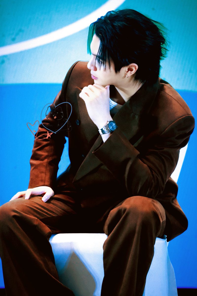 valcrazyforWE's tweet photo. EST WITH CAT PAWS AND WILLIAM LOOKING SO HOT?!?! 😳🫪
in this angle it looks like William is gazing at Est 

#WilliamEst 
Cr: SoCherry7 https://t.co/SmZsXL9KRt