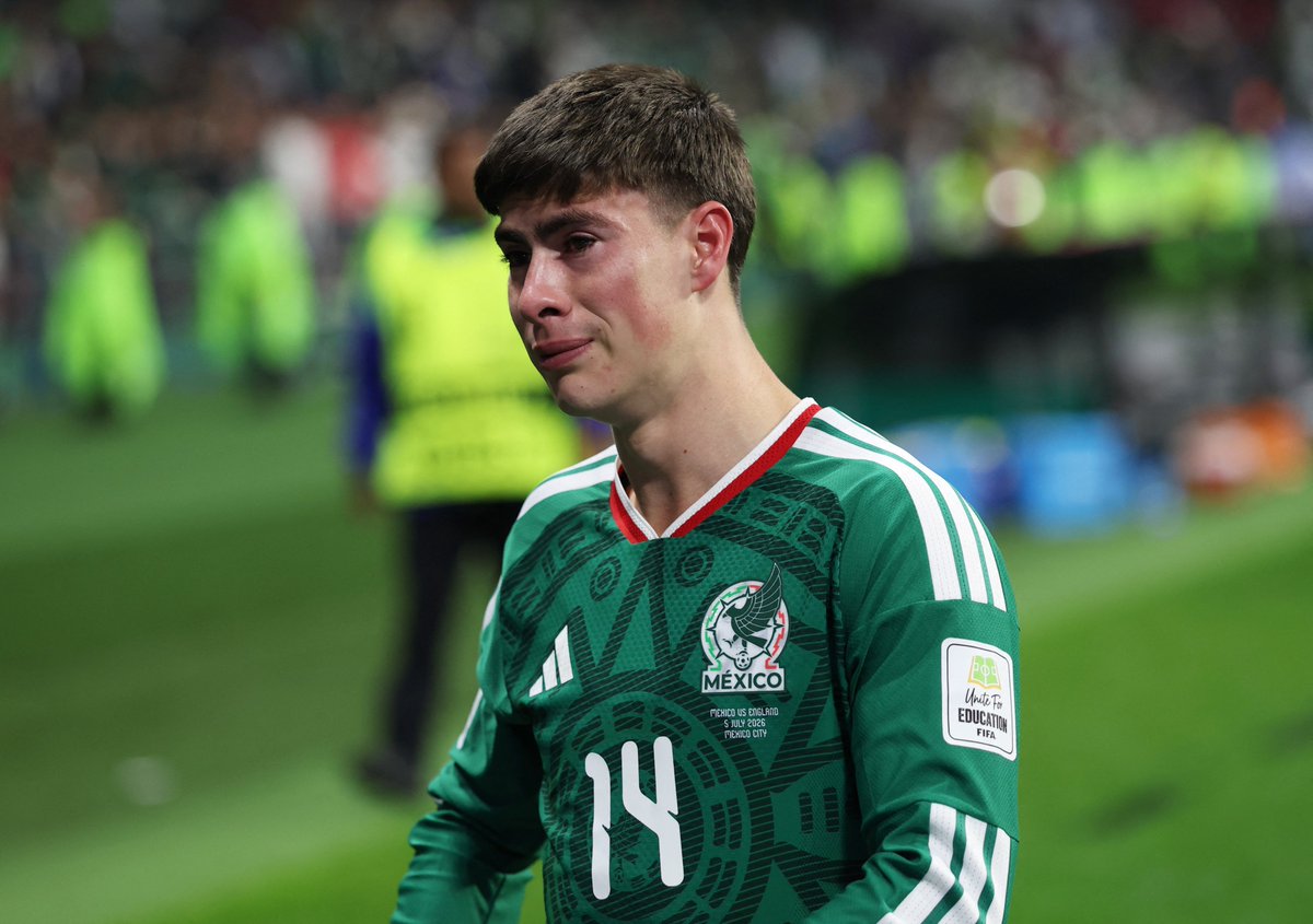 Radio_Formula's tweet photo. ¡LLORAMOS CONTIGO, HORMIGA! 😭⚽ Armando Gonzáles ROMPIÓ EN LLANTO cuando sonó el pitazo final del partido. Otros jugadores lo abrazaron al verlo DESCONSOLADO con la derrota de México.

¡¡QUE AQUÍ NO SE ACABE EL SUEÑO, HORMIGA! 🙌💥

📸Reuters https://t.co/xiCKZEc9cs