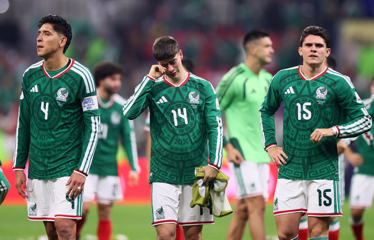 Radio_Formula's tweet photo. ¡LLORAMOS CONTIGO, HORMIGA! 😭⚽ Armando Gonzáles ROMPIÓ EN LLANTO cuando sonó el pitazo final del partido. Otros jugadores lo abrazaron al verlo DESCONSOLADO con la derrota de México.

¡¡QUE AQUÍ NO SE ACABE EL SUEÑO, HORMIGA! 🙌💥

📸Reuters https://t.co/xiCKZEc9cs