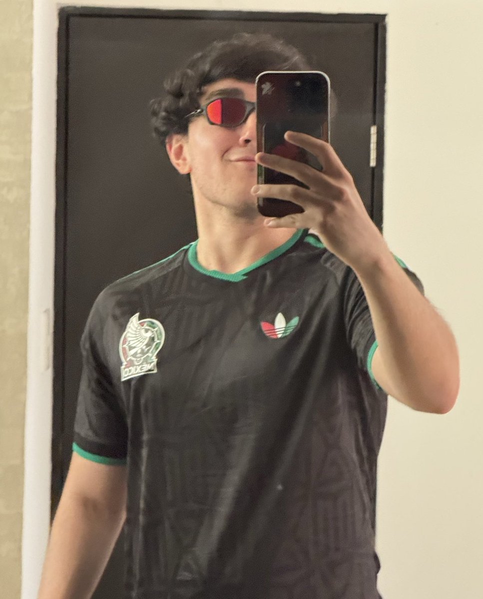 iDjsluciernaga's tweet photo. Roier se puso la camiseta de Brasil y México hoy, y ambos fueron eliminados del mundial hoy

El nuevo mufas https://t.co/31OK3heNCw