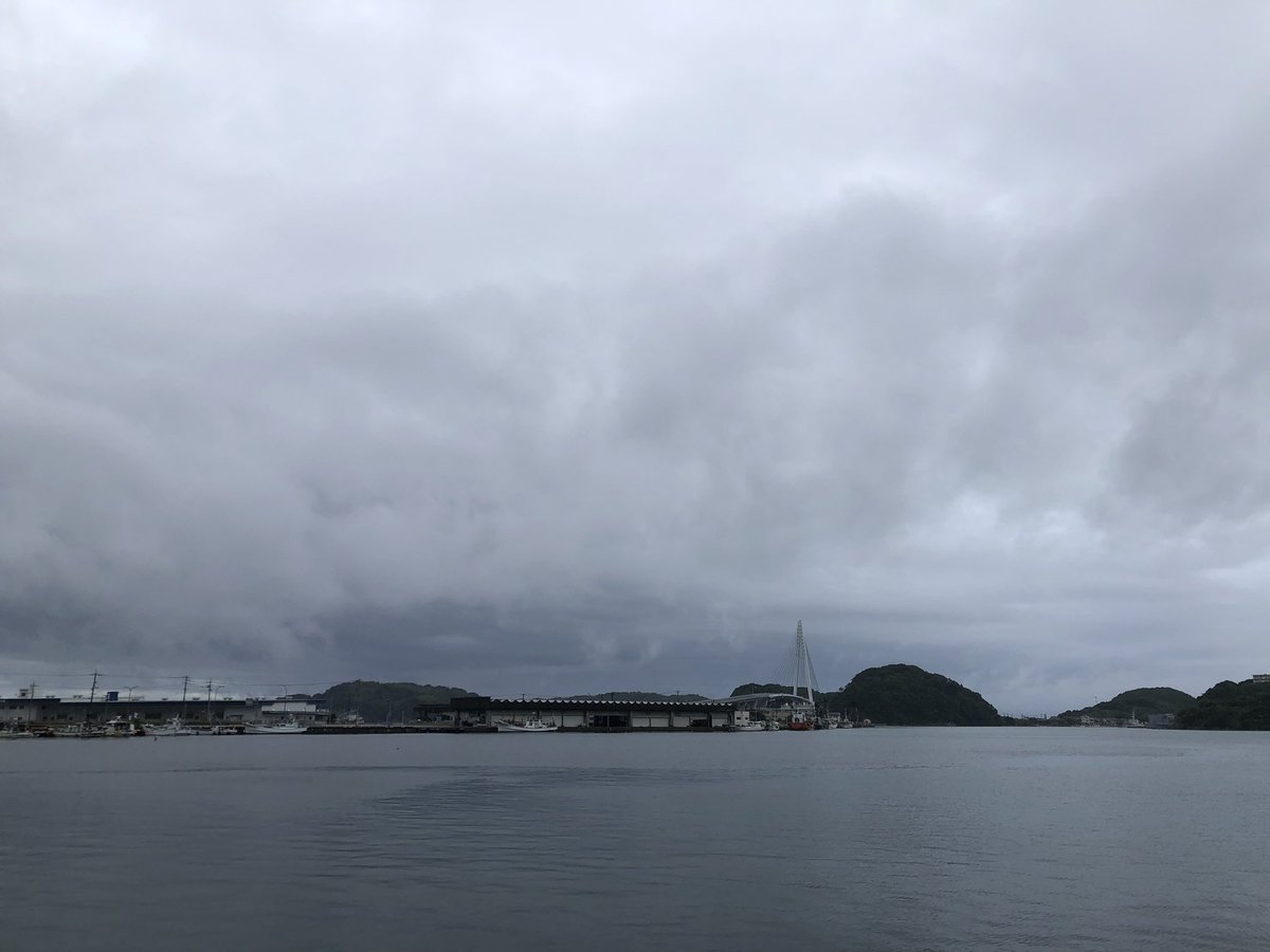 tmorimot1's tweet photo. 浜田の漁港から

島根県浜田市原井町から瀬戸が島町に
広がる､特定第3種漁港､浜田漁港。

7月6日(月)
浜田漁港
　まき網船
　底びき網船
　水揚げです。

地元まき網船
　アジ､サバ､アオアジ
　　約6トン

市外まき網船
　入船ありません。

地元沖合底びき網船
　資源保護､乗組員
　船整備のため
　8月15日まで休漁です。

#島根県
#浜田市
#浜田漁港
#浜田水産物地方卸売市場
#特定第3種漁港
#まき網漁
#沖合底びき網漁