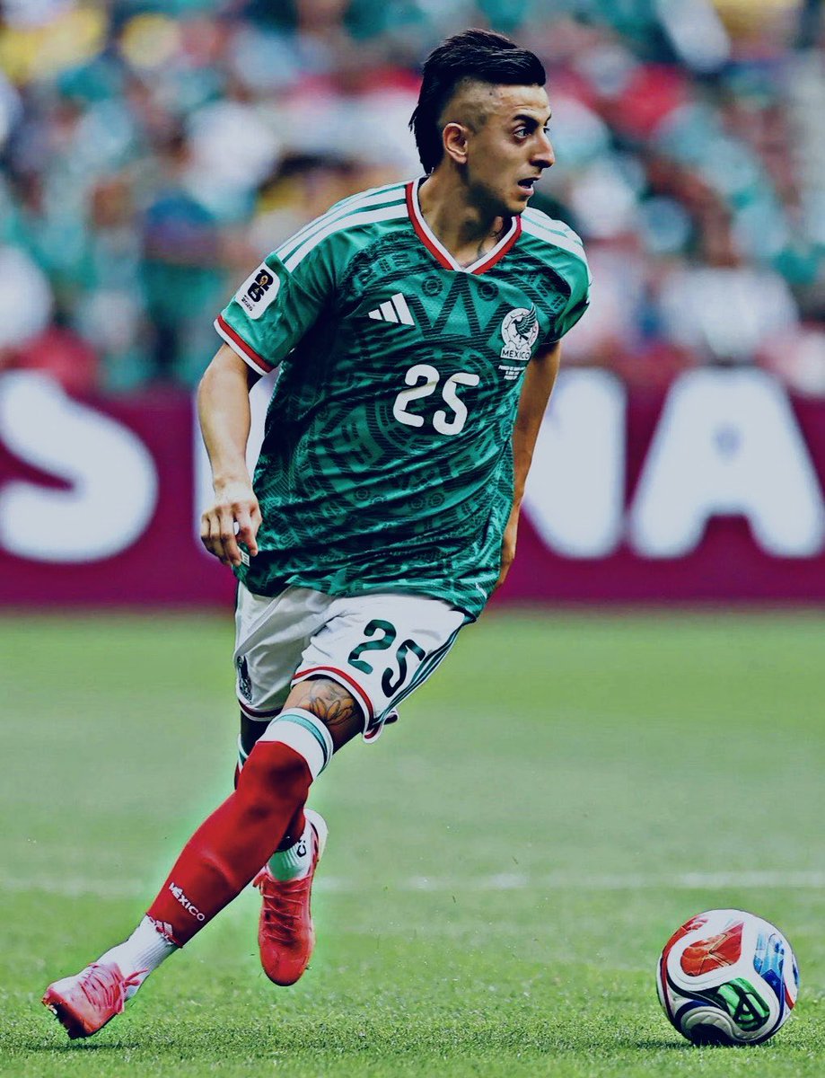 zonamxoficial's tweet photo. Quien diría… te reventaron por todos lados y terminaste brillando a nivel mundial, te volviste uno de los más queridos y valorados por todo el país…. Honor Roberto Carlos Alvarado, 
HONOR PIOJO ALVARADO.🫡 https://t.co/Row76VwpXy