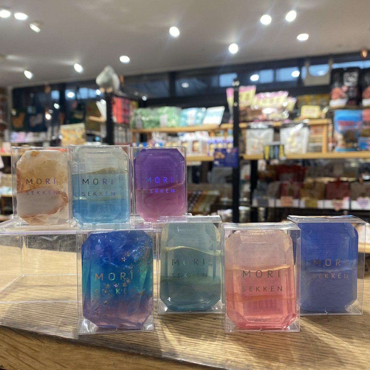 libretto_st's tweet photo. 【ザ・リブレットステーション二俣川店】
お待たせいたしました🙏
宝石石鹸、再入荷いたしました🫧
キラキラ宝石のように輝き、爽やかな香りが広がる石鹸です🧼
ギフトにもオススメです🎁
ご来店お待ちしております🤲🏻
#宝石石鹸
#森石鹸
#リブレット
#二俣川
#ジョイナステラス
#ギフト
#相鉄線 https://t.co/ejcbG4LYKR