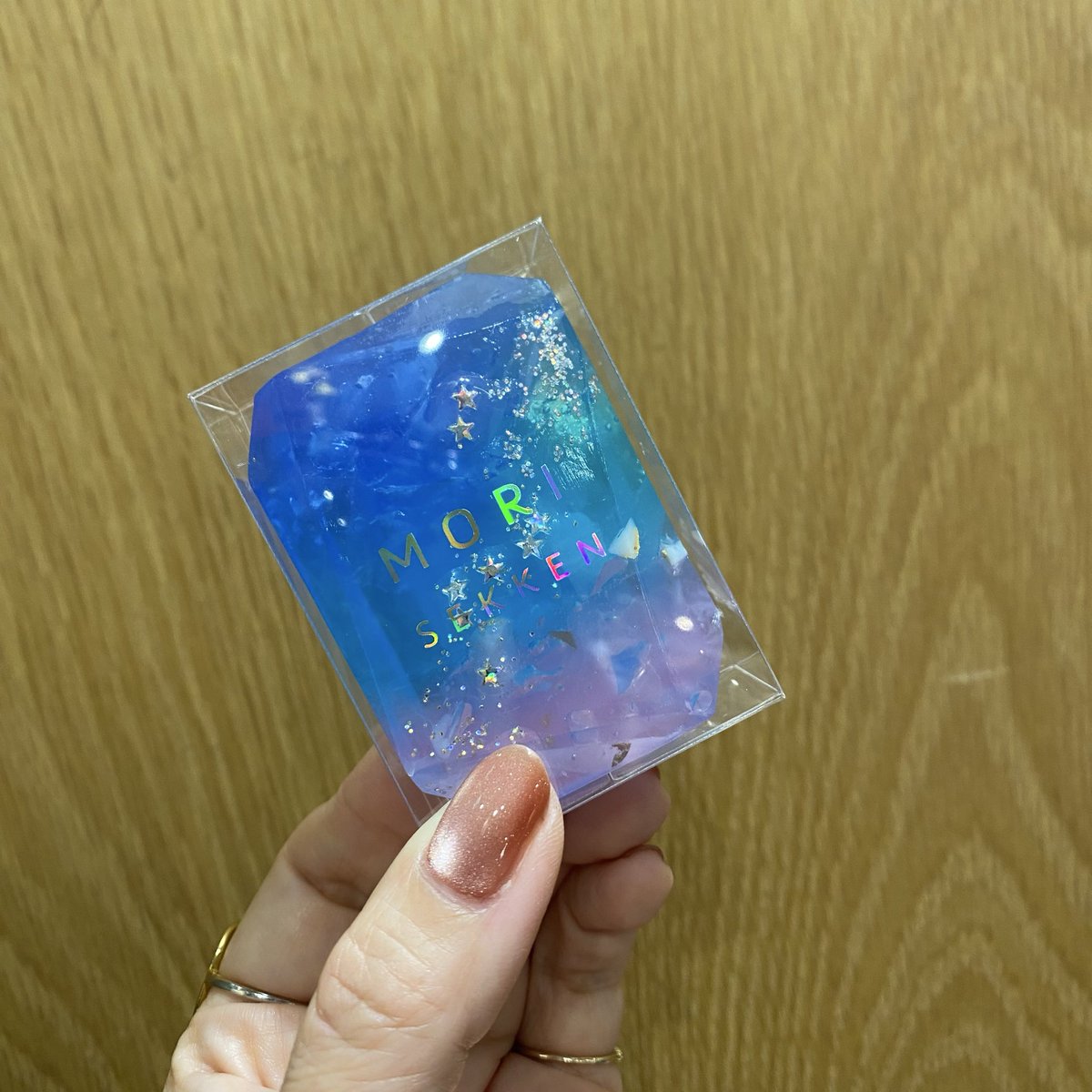 libretto_st's tweet photo. 【ザ・リブレットステーション二俣川店】
お待たせいたしました🙏
宝石石鹸、再入荷いたしました🫧
キラキラ宝石のように輝き、爽やかな香りが広がる石鹸です🧼
ギフトにもオススメです🎁
ご来店お待ちしております🤲🏻
#宝石石鹸
#森石鹸
#リブレット
#二俣川
#ジョイナステラス
#ギフト
#相鉄線 https://t.co/ejcbG4LYKR