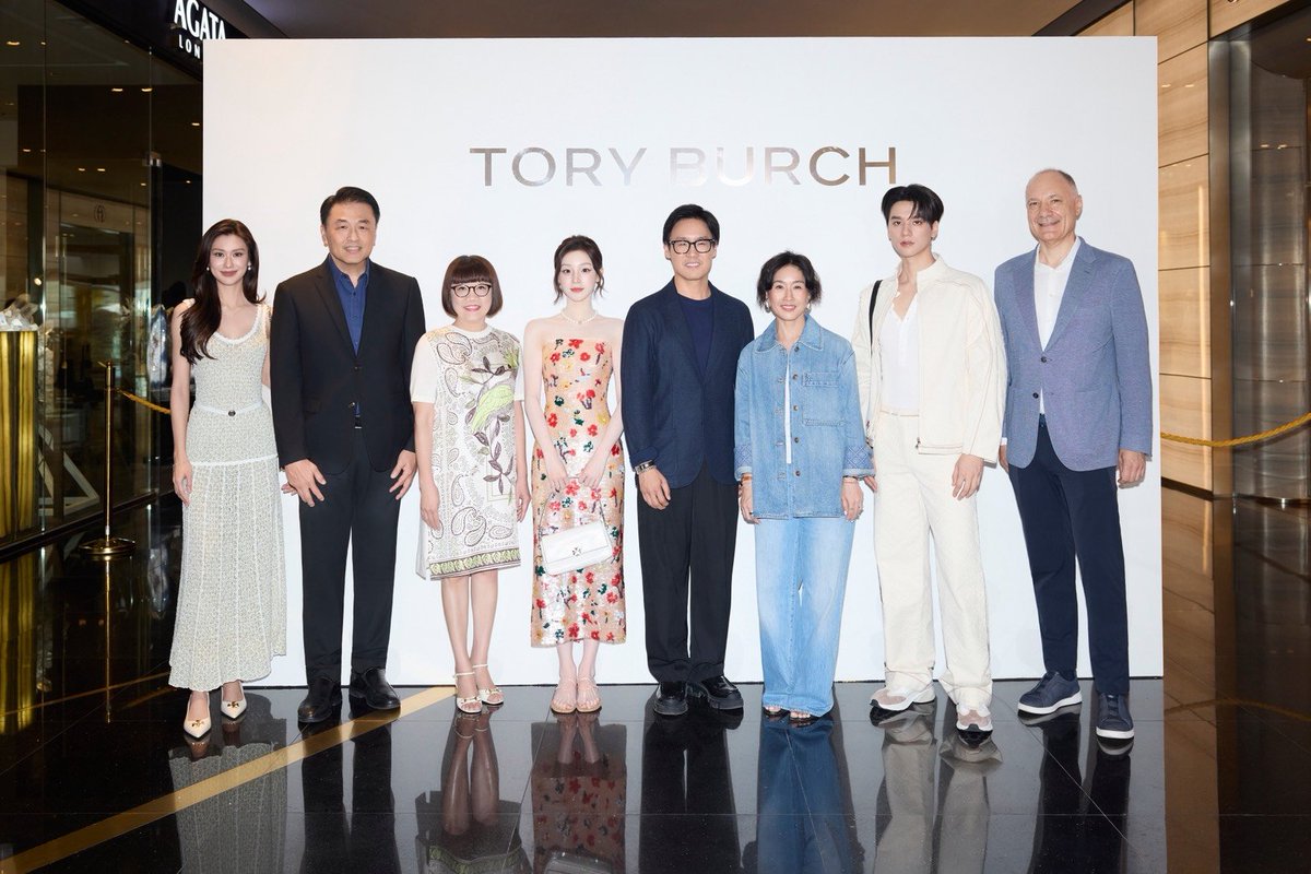 Hello_asian's tweet photo. Tory Burch เปิดตัวแฟลกชิปสโตร์แห่งใหม่ ณ ICONSIAM.เผยโฉมคอนเซ็ปต์ Rodeo แห่งแรกในเอเชียตะวันออกเฉียงใต้ ก้าวเข้าสู่บทใหม่ของแบรนด์ในประเทศไทย
พร้อมเฉลิมฉลองด้วยปาร์ตี้สุดเอ็กซ์คลูซีฟ "Splash Club" ถ่ายทอดความสนุกและสีสันแห่งซัมเมอร์

#ToryBurch
#ToryBurchICONopeningxYuqi 
#송우기 #SongYuqi 
#ToryBurchxKengHarit #KengHarit
#ToryBurchICONopeningxLena
#LenaLalina
#ToryBurchICONSIAM

กรุงเทพฯ ประเทศไทย — กรกฎาคม 2026 — TORY BURCH ประกาศเปิดตัวแฟลกชิปสโตร์แห่งใหม่ ณ ศูนย์การค้า ICONSIAM แลนด์มาร์กระดับลักชัวรีริมแม่น้ำเจ้าพระยาอย่างเป็นทางการ โดยร้านแห่งใหม่นี้นับเป็นแฟลกชิปสโตร์ภายใต้คอนเซ็ปต์ Rodeo แห่งแรกในเอเชียตะวันออกเฉียงใต้ สะท้อนภาพลักษณ์บทใหม่ของแบรนด์ในประเทศไทย และนับเป็นอีกก้าวสำคัญนับตั้งแต่แบรนด์เข้าสู่ตลาดไทยในปี 2011 พร้อมนำเสนอประสบการณ์ช้อปปิ้งที่ผสานแฟชั่น ศิลปะ และงานออกแบบเข้าไว้ด้วยกันอย่างลงตัว

คอลเลกชัน Summer/Pre-Fall 2026 ได้วางจำหน่ายแล้วที่แฟลกชิปสโตร์แห่งใหม่นี้ โดยคอลเลกชันดังกล่าวโดดเด่นด้วยลายปริ้นท์ไอคอนิก ‘Blue Pool’ ถ่ายทอดบรรยากาศฤดูร้อนได้อย่างสดใสและมีชีวิตชีวา ผ่านลวดลายที่นำเสนอภาพสถาปัตยกรรมที่เหนือจริง ผสานเข้ากับสระว่ายน้ำหรูหรา และพรรณไม้เขียวชอุ่มที่ถูกจัดวางอย่างมีมิติ โทนสีฟ้าและเขียวเย็นตาช่วยสร้างความรู้สึกผ่อนคลาย แต่ยังคงความโดดเด่นและมีพลังในแบบซัมเมอร์อย่างชัดเจน และหนึ่งในไฮไลต์สำคัญของฤดูกาลคือ คอลเลกชัน Charlie กระเป๋า Family ใหม่ล่าสุดที่เพิ่งวางจำหน่ายในคอลเลกชัน Spring/Summer 2026 โดยได้แรงบันดาลใจจาก Charlie Shoulder Bag บนรันเวย์ Fall 2025 โดดเด่นด้วยรูปทรงนุ่มสบาย (slouchy) และฮาร์ดแวร์เส้นเฉียงอันเป็นเอกลักษณ์ ถ่ายทอดความสมดุลระหว่างความสง่างาม ความมั่นใจ และการใช้งานในชีวิตประจำวัน กลายเป็นไอเท็มร่วมสมัยที่สะท้อนสไตล์ของผู้หญิงยุคใหม่ได้อย่างลงตัว
เพื่อเฉลิมฉลองการเปิดตัวแฟลกชิปสโตร์แห่งใหม่นี้ TORY BURCH ได้จัดงานเปิดตัวยิ่งใหญ่ตลอดทั้งวัน โดยเริ่มต้นด้วยบรรยากาศค็อกเทลสุดเอ็กซ์คลูซีฟภายในร้าน ซึ่งรวบรวมแขกคนสำคัญ แฟชั่นอินฟลูเอนเซอร์ และสื่อมวลชนชั้นนำจากประเทศไทย มาร่วมสัมผัสประสบการณ์ภายในบูติกแห่งใหม่เป็นกลุ่มแรก ภายในงานได้รับเกียรติจาก ซง อวี่ฉี (Song Yuqi) แบรนด์แอมบาสเดอร์ของ TORY BURCH ที่เดินทางมายังกรุงเทพฯ เพื่อร่วมเป็นส่วนหนึ่งของการเปิดแฟลกชิปสโตร์แห่งใหม่ พร้อมด้วยนักแสดงสาว ลีน่า ลลินา ชูเอ็ทท์ และนักแสดงหนุ่ม เก่ง หฤษฎ์ ที่ปรากฏตัวในลุคจากคอลเลกชันล่าสุดของ TORY BURCH

แฟลกชิปสโตร์แห่งใหม่เผยโฉมคอนเซ็ปต์ Rodeo ซึ่งเป็นแนวคิดการออกแบบร้านรูปแบบใหม่ของ TORY BURCH ที่สะท้อนอัตลักษณ์ของแบรนด์ ขณะที่ปาร์ตี้ Splash Club ณ Nómada Bangkok ได้ต่อยอดเรื่องราวดังกล่าวผ่านประสบการณ์ซัมเมอร์อันเปี่ยมด้วยสีสันและความสนุก ภายในงาน Splash Club ได้ถ่ายทอดบรรยากาศที่ให้กลิ่นอายของฤดูร้อนริมชายฝั่งตะวันออกของสหรัฐอเมริกา (East Coast Summer) โดยได้รับแรงบันดาลใจจากคอลเลกชัน Splash ล่าสุดของ TORY BURCH เนรมิตพื้นที่ของ Nómada Bangkok ให้กลายเป็นพูลปาร์ตี้สไตล์วินเทจที่เต็มไปด้วยสีสันและความสนุก โทนสีฟ้าสดใสและลวดลายคลื่นอันเป็นเอกลักษณ์ของคอลเลกชันถูกนำมาใช้ตกแต่งทั่วทั้งงาน ตั้งแต่บริเวณทางเข้าจนถึงริมสระว่ายน้ำ พร้อมเสริมบรรยากาศด้วยเก้าอี้เลานจ์และหมอนอิงที่ทำจากวัสดุโปร่งใส ให้ความรู้สึกคล้ายเจลลี่ สอดรับกับกลิ่นอายแห่งฤดูร้อน ขณะที่ห่วงยางลายทางสีน้ำเงิน-ขาวที่ลอยอยู่ในสระว่ายน้ำช่วยเติมเต็มความสนุกสนานและเสน่ห์อันขี้เล่นให้กับบรรยากาศโดยรวมของงาน
ภายในงานได้รับการต้อนรับจากเหล่าแขกคนสำคัญ ทั้งสื่อมวลชน อินฟลูเอนเซอร์ ลูกค้า VIP และ Friends of the Brand ที่ได้ร่วมดื่มด่ำกับเมนูพิเศษธีม Splash ไม่ว่าจะเป็นไอศกรีมแท่ง ลอลลี่ป๊อป และค็อกเทล พร้อมเพลิดเพลินไปกับเสียงเพลงจาก DJ KADE ที่ช่วยเติมเต็มบรรยากาศของปาร์ตี้ นอกจากนี้ แขกผู้ร่วมงานยังได้สนุกกับกิจกรรมหลากหลาย ไม่ว่าจะเป็นกิจกรรม DIY Personalization ตกแต่งพัดด้วยสีสันในแบบของตัวเองบนลวดลายเมดัลเลียนอันเป็นเอกลักษณ์ของ TORY BURCH รวมถึงการร่วมสนุกกับโต๊ะปิงปองสีฟ้าสดใสที่ตกแต่งด้วยกราฟิกนักว่ายน้ำสไตล์วินเทจ ปิดท้ายด้วยการเก็บภาพความประทับใจผ่าน Polaroid Photo Booth พร้อมกรอบภาพดีไซน์พิเศษที่ออกแบบขึ้นสำหรับงาน เพื่อให้แขกทุกคนได้เก็บความทรงจำของค่ำคืนแห่งสีสันและความสนุกสนานกลับไปเป็นที่ระลึก