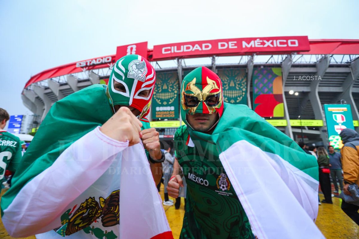 informador's tweet photo. 🇲🇽🏴 Los alrededores del Estadio Ciudad de México se llenan de color, banderas, jerseys y aficionados que ya calientan el ambiente para el esperado encuentro entre México e Inglaterra. 🔥⚽

¿Ya tienes tu pronóstico para el partido de hoy? https://t.co/Hh8xhyOgTR