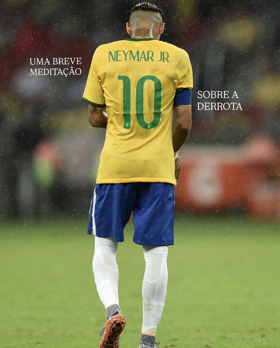 matheus_bazzo_'s tweet photo. Na Idade Média, havia um conceito difundido pela religião e pela literatura: a Rota Fortunae, a Roda da Fortuna. O Brasil perdeu para a Noruega e conheço o coração dos meus compatriotas: sei que isso nos afeta de modo singular. Nosso amor pelo futebol vai muito além de uma torcida pela seleção. O povo brasileiro transfere para ele a esperança de vitórias que, nos campos social, político e cultural, são sempre frustradas.

Por isso, é fundamental sabermos viver a derrota no campo que é onde, exclusivamente, a nossa glória tem brilho.

Os medievais a representavam a roda assim: a Fortuna, de olhos vendados, gira uma roda à qual todos os homens estão presos. Quem hoje está no topo, coroado e glorioso, amanhã está embaixo, esmagado pelo próprio giro. A lição é simples: toda glória terrena é passageira, e quem sobe deve saber que vai descer. 

É um dado da realidade que devemos ter em nosso horizonte. A modernidade nos impõe conceitos e símbolos que nos empurram para longe do real. Um deles é a ideia exagerada de sucesso: acreditamos que a vida é uma soma de vitórias contínuas. Ideia que culmina no American Dream: o indivíduo bem-sucedido que alcança sucesso profissional em alta escala.

Porém, é materialmente impossível que a vida seja uma escalada de sucessos. Basta o dado mais incontestável da nossa existência: vamos todos morrer sem levar absolutamente nada desta vida. 

Ou seja, a derrota é parte integrante desta vida. É impossível viver sem ser derrotado.

Vida triste, então? Resignação? Não, espírito cristão: se a derrota material é um dado incontornável, então só é possível vencer em outro plano. Ora, vitorioso é quem sabe viver a derrota, ofertando-a como uma nova oportunidade para se salvar.

Quer dizer que Deus nos oferta derrotas constantemente. Faz isso para despertar a nossa consciência de que a nossa esperança não está neste mundo.

Portanto, viver bem a derrota é uma necessidade para a nossa salvação. Perdemos, e isso nos machuca profundamente. Mas quem somos nós diante da derrota importa mais do que a derrota em si. Temos uma nova oportunidade de compreender a dinâmica da vida e conquistar vitórias em outros campos.