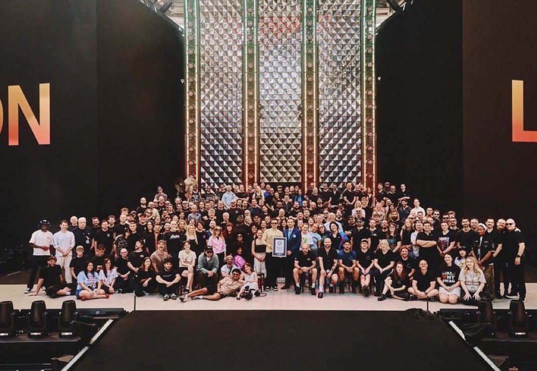 ghostinkissys's tweet photo. HARRY AND HIS CREW FOR THE GUINESS WORLD RECORDS!!!! https://t.co/jUFqK1KBeu