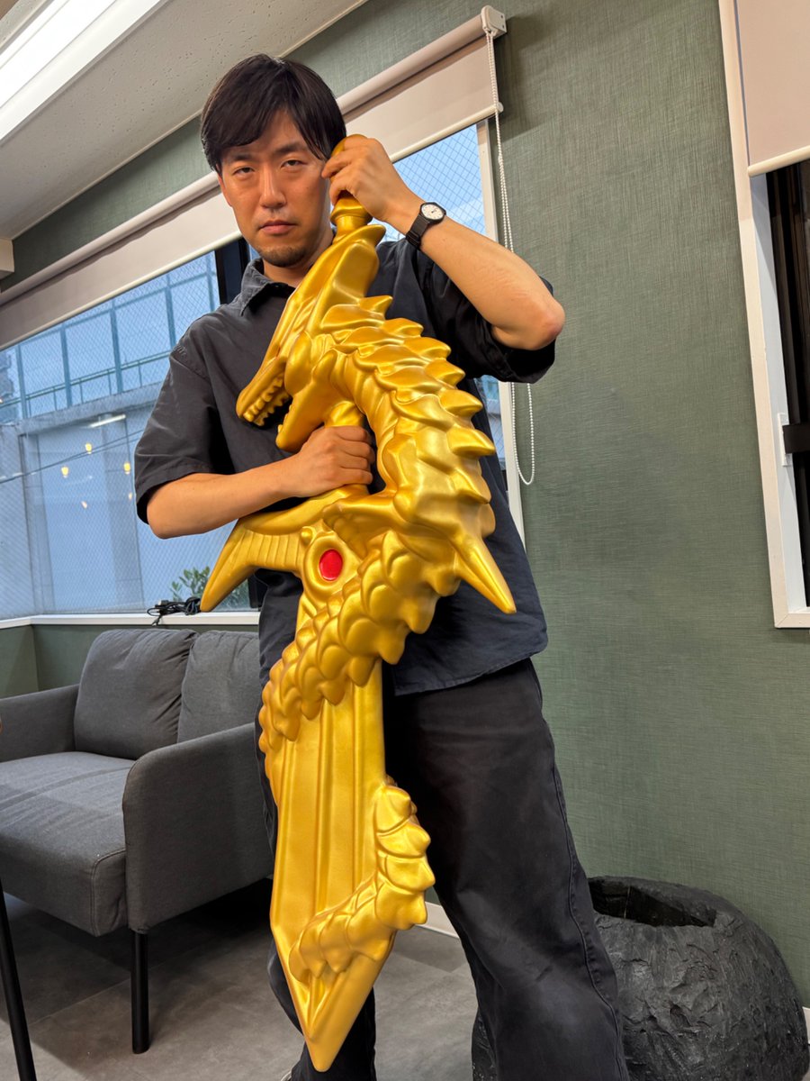 modely_melta's tweet photo. 実物はこんな感じです！⚔️

抱えるとこのサイズ感...金色の質感と龍のディテールもぜひ間近で見てほしい！

気になる方はぜひお問い合わせください！
https://t.co/Ye2QJPE5g9 https://t.co/ttzDvBDUAg