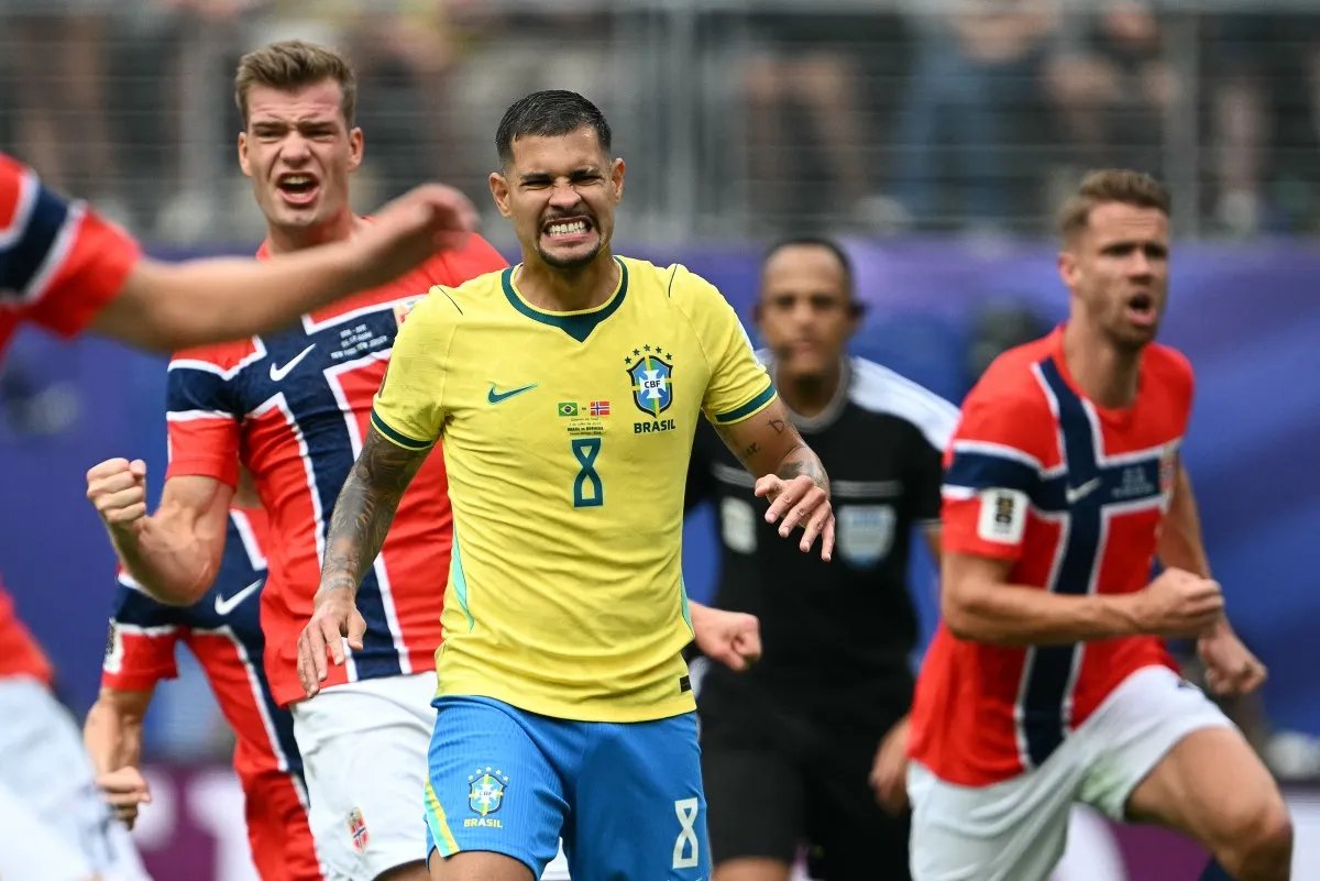 terciobrilhante's tweet photo. 🇧🇷"Você por mim não chora, mas eu choro por você"

Jorge Ben, gênio futeboleiro da música, resume a tônica da minha relação de torcedor com a Seleção Brasileira.

24 anos sem título de Copa do Mundo, 8 anos sem uma taça sequer. É duro.

Vivemos de passado - um passado lindo, mas que é passado - e maculamos repetidamente qualquer projeto de reformulação séria.

Glamourizando a precariedade da CBF de Ednaldo e Samir, como se o futebol fôsse premiar incompetência por peso de camisa.

Sigo torcendo, porque a esperança nunca morre e o futuro sempre chega, mas frase de efeito alguma apaga mais uma tristeza ao cair tão cedo numa Copa do Mundo. Por causa de você, Canarinho.