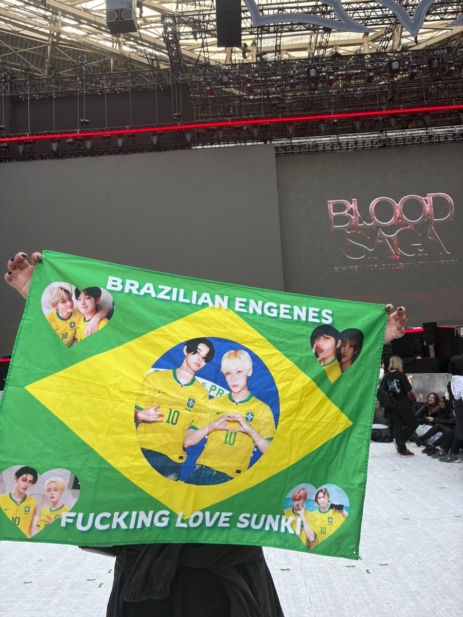 sunkiacervo's tweet photo. AI EU VOU CHORAARRR O SUNOO NOTOU A BANDEIRA DOS SUNKI 
😭😭😭😭😭😭❤️❤️❤️❤️❤️❤️
 
a @minshimura que levou a bandeira disse que quando tava segurando a bandeira ele olhou deu um sorriso e fez um coração 🥹 ai eu vou desmaiar. https://t.co/t89nn5wvdB
