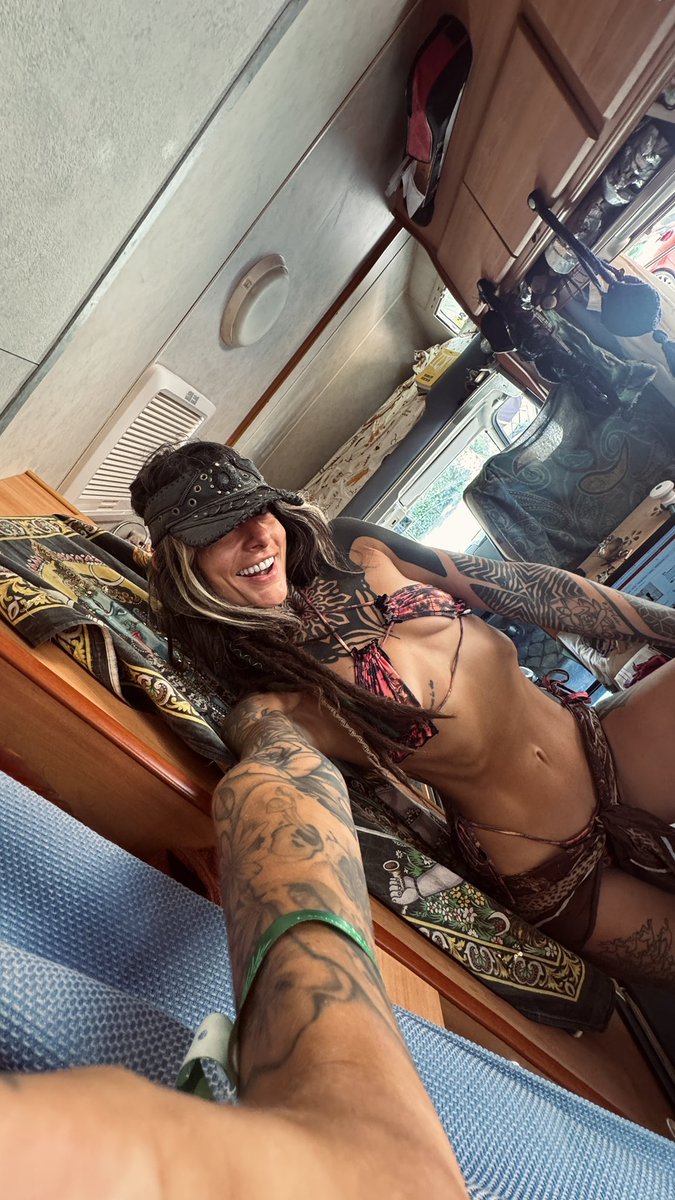 DreadHott's tweet photo. The motorhome girl 🚎💨 https://t.co/hhIv3fyyTx