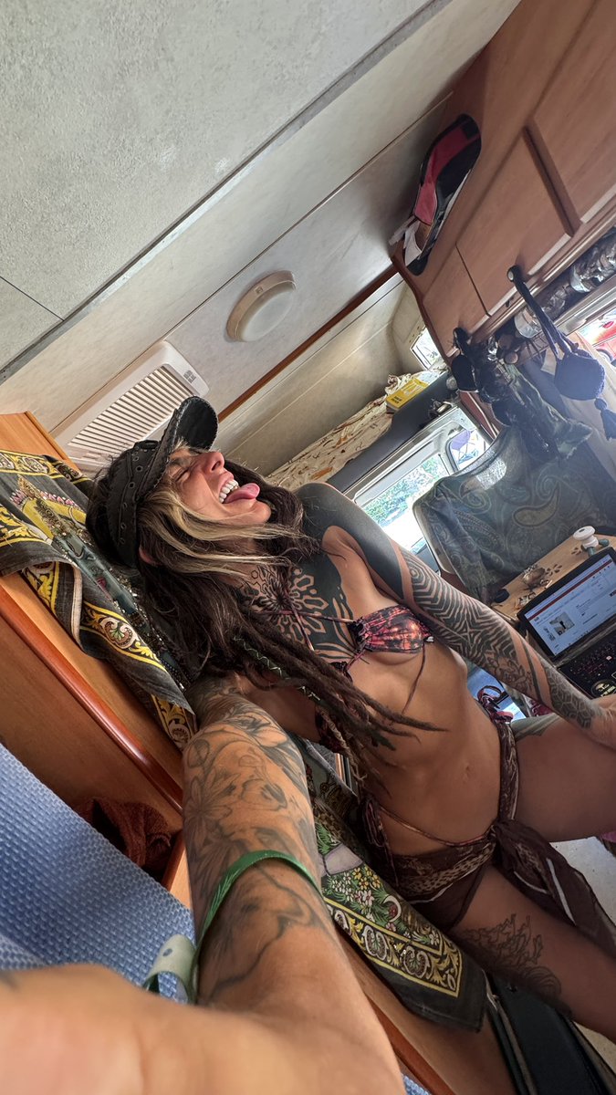 DreadHott's tweet photo. The motorhome girl 🚎💨 https://t.co/hhIv3fyyTx