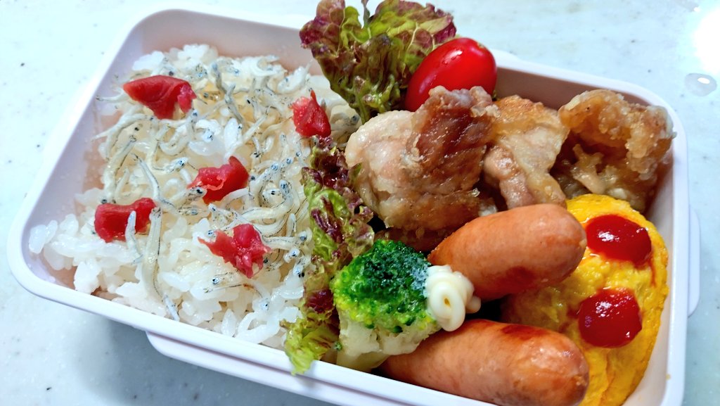 54hiro2's tweet photo. 今日の👧弁当

塩ごま油で雑魚ご飯と唐揚げ😊

＃お弁当
＃お弁当記録
＃お父さん弁当 https://t.co/MZUByhiZBx
