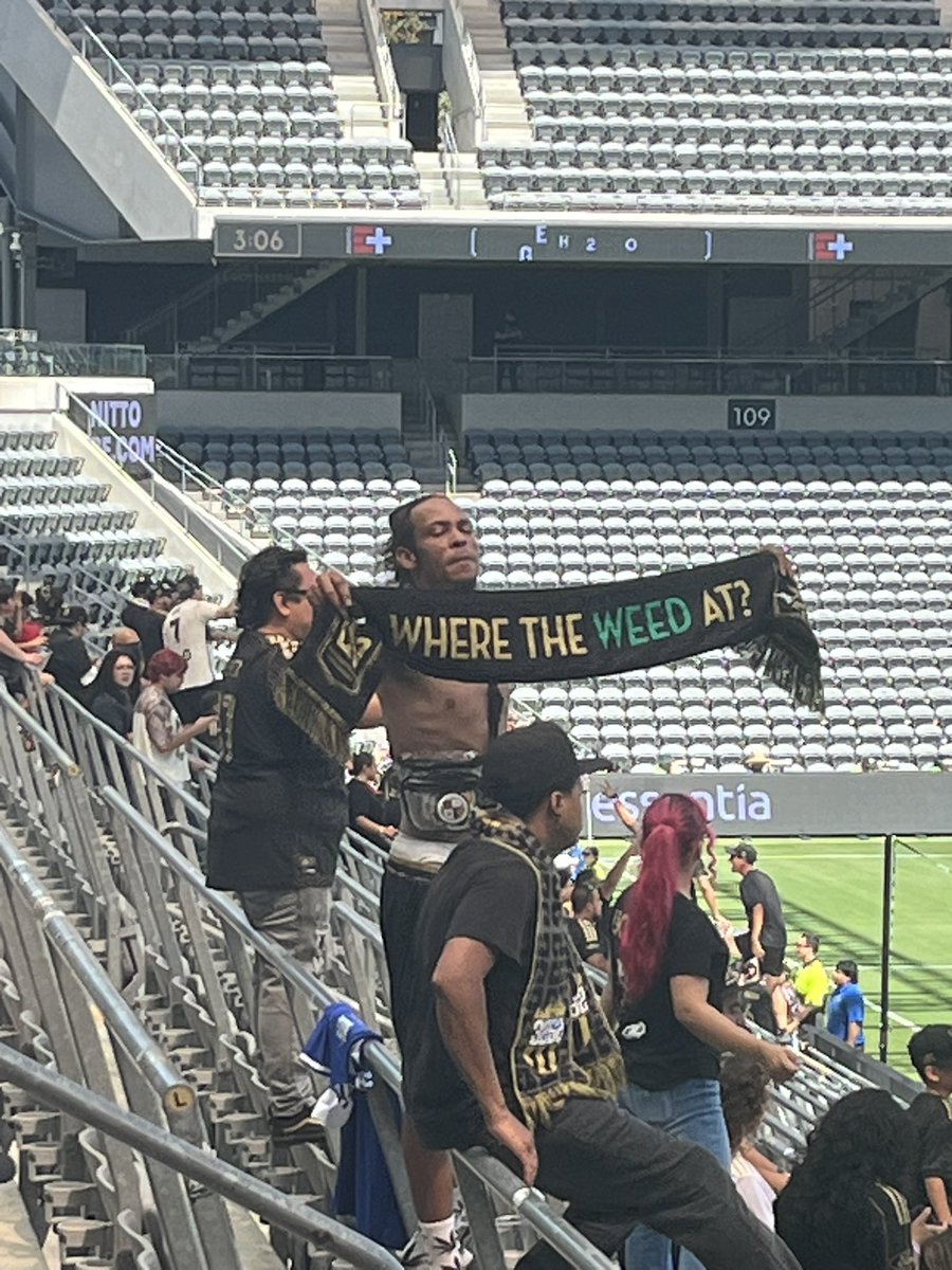 Iam_Keaton's tweet photo. Representing for @the42originals 🖤💛

#LAFC https://t.co/bA8CbSD9lJ