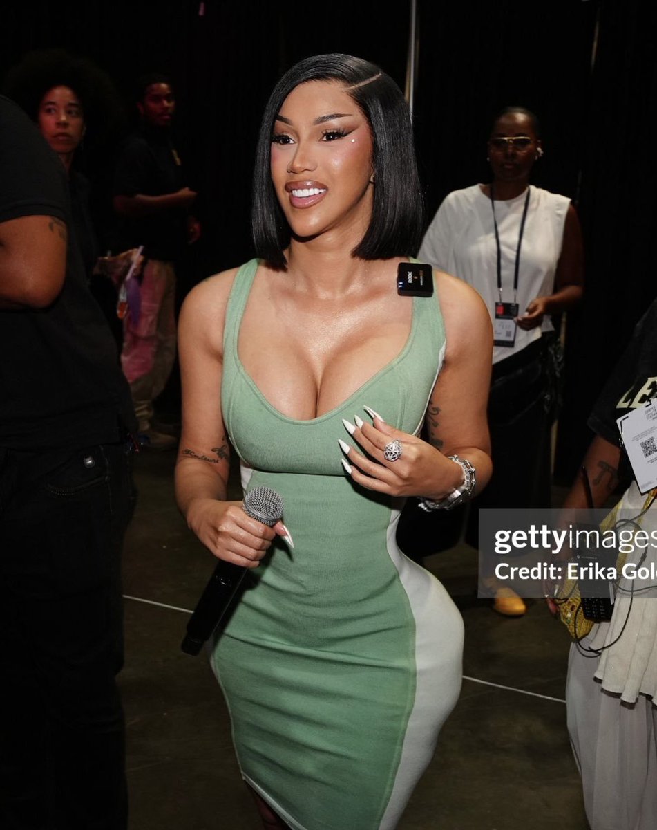 SaintJaivon's tweet photo. OOP! 😬☕️ Looks like Cardi B is facing massive backlash right now because her new Grow Good shampoo is allegedly causing severe hair breakage and actual chemical burns instead of growth. People are already posting the damage to their scalps and it looks devastating. https://t.co/MYedVdhWdj