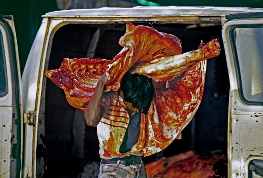 aseelswaid9's tweet photo. Carrying meat, Guatemala, 1991 https://t.co/BcsUbcdhg8