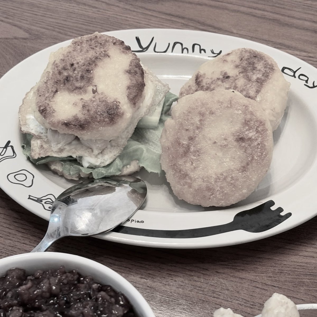 pipispurging's tweet photo. july 5
๑ 1,258 c - 42g p
 500 c / 25g p for the main plate (corn patties + egg &amp; lettuce sandwich), purple/black rice bowl ~320 c / 9g p, glass of milk ~170 c / 8g p, veggie side (corn + pumpkin + sweet potato) ~160 c / ~6g p , double choc protein bar ~ 208 c / 14g p https://t.co/NwIgkHvj0W