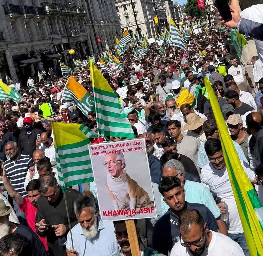 ARKhan345's tweet photo. Historic Protest in London

Thousands of British Kashmiris marched through central London in solidarity with the Joint Awami Action Committee (JAAC), calling attention to the ongoing situation in Pakistan-administered Kashmir.
#RightsMovementAJK https://t.co/i7YkfLh35g