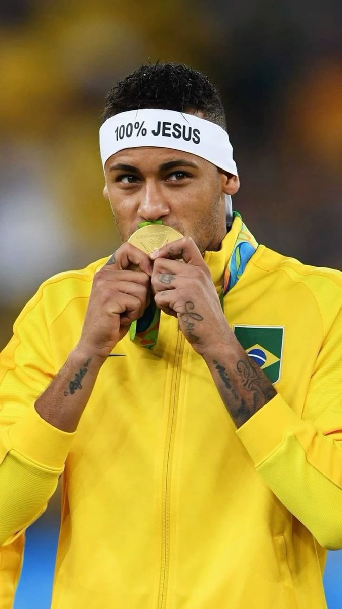 levisback's tweet photo. Obrigado, Neymar.

Obrigado por, durante 12 anos, carregar sozinho nas costas o peso de fazer a Seleção Brasileira continuar sendo minimamente relevante.  

Você sempre será alvo de críticas daqueles que nunca conseguiram separar futebol de política. Esta Copa, independentemente do resultado, jamais mudaria isso.

Mas o tempo é implacável com as paixões e generoso com a verdade. Quando a poeira baixar, restará apenas o futebol. E, no futebol, você será eternamente amado por quem realmente ama esse esporte.

Você foi o maior talento que o Brasil produziu depois de Pelé. Um gênio que teve o azar de nascer na pior geração da história da Seleção.

Obrigado, menino @neymarjr .

Nada poderá apagar o que você construiu. Nada poderá tirar de você o lugar de maior artilheiro da história da Seleção Brasileira.

A camisa 10 passa. A sua história, não.