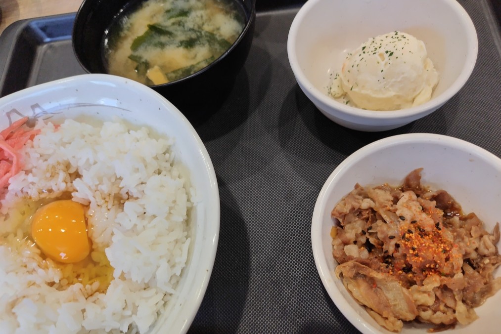 furo_sake's tweet photo. 醤油をちょろっと
#松屋 #松屋フーズ
Wで選べる玉子かけごはん 生玉子 ミニ牛皿、ポテサラ
#チェーン飯 https://t.co/lfChBDNerw