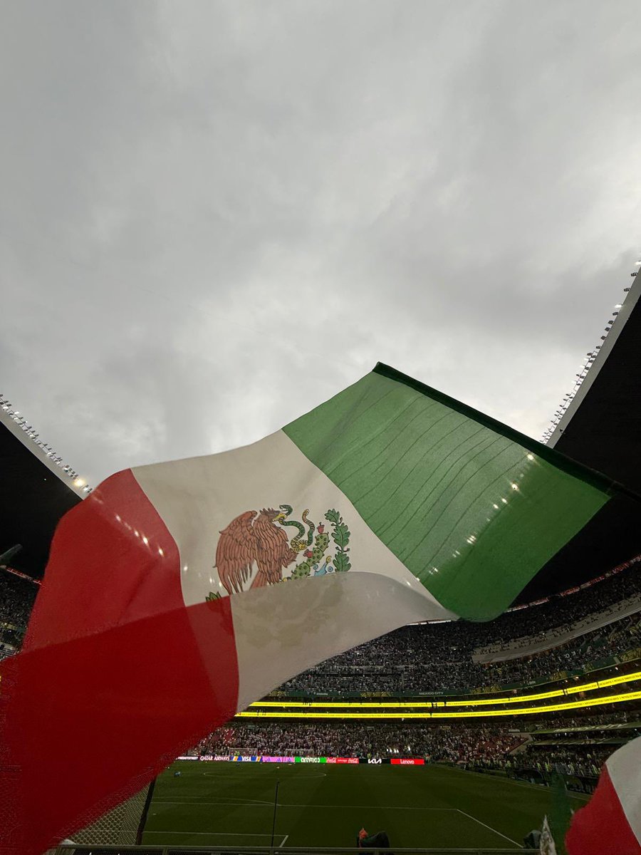 CarlosLoret's tweet photo. Thunder storm but no HurriKane tonight. https://t.co/bHdWrfaAMW