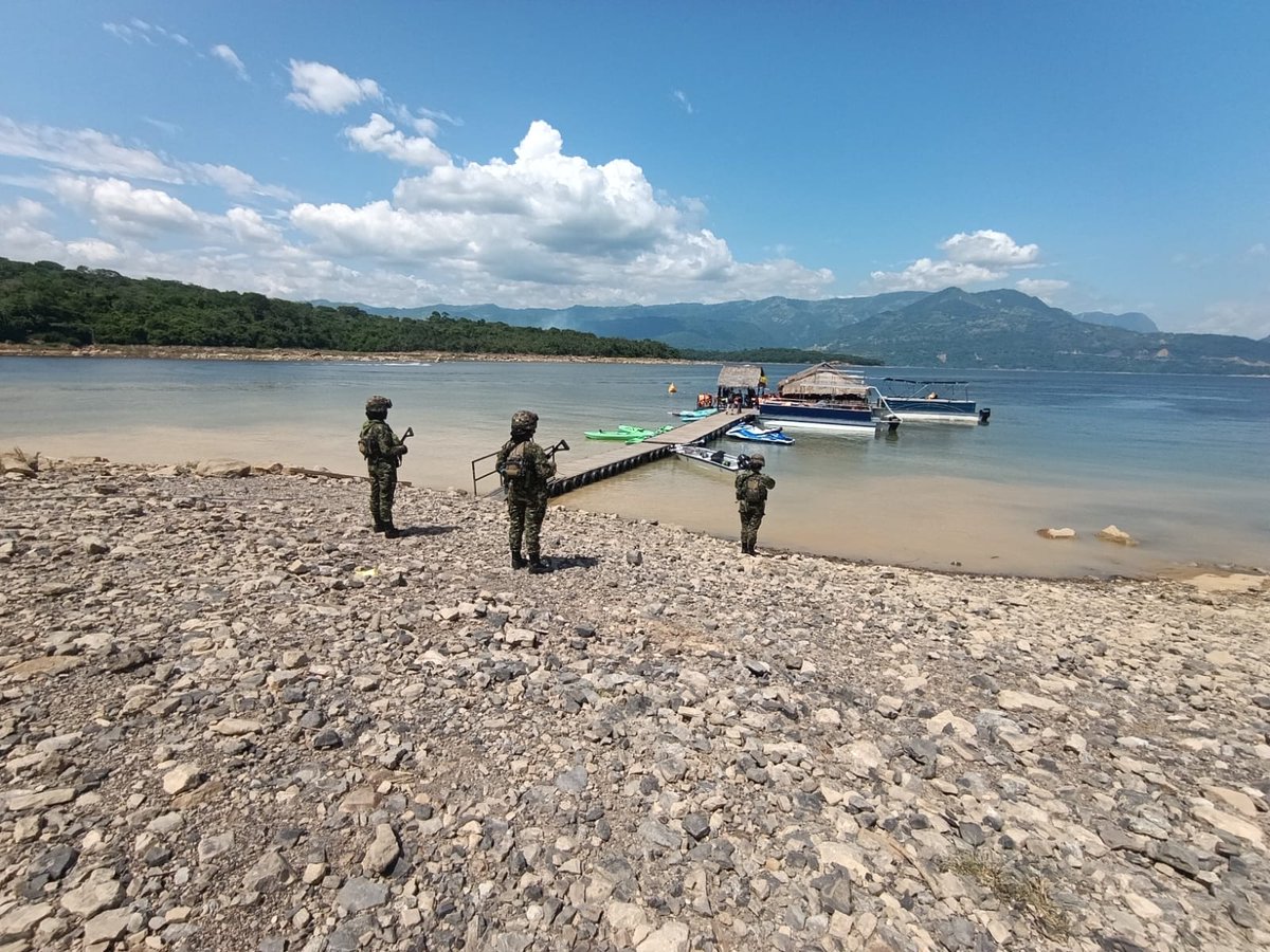 Ejercito_Div2's tweet photo. Las tropas del Batallón de Infantería Liviana N.° 40 mantienen una presencia permanente en el Embalse de Topocoro, fortaleciendo las condiciones de seguridad para los visitantes y las comunidades que habitan en este importante destino turístico.

Con patrullajes y presencia institucional, el @COL_EJERCITO reafirma su compromiso de velar por la tranquilidad, la protección y el bienestar de quienes disfrutan y transitan por este sector.
#NuestroCompromisoEs🇨🇴
#QuintaBrigada