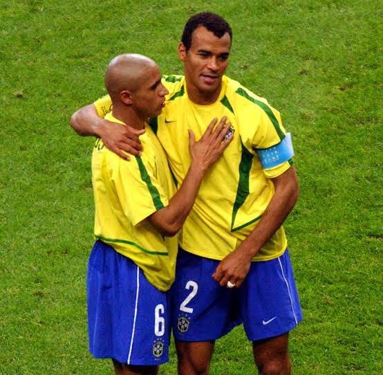 Noitedecopa's tweet photo. - Djalma Santos e Nilton Santos
- Carlos Alberto Torres e Everaldo
- Leandro e Júnior
- Jorginho e Branco
- Cafu e Roberto Carlos
- Daniel Alves e Marcelo

Que fique a mensagem pro próximo ciclo:
Não podemos chegar na Copa do Mundo com laterais de um nível muito abaixo. O Danilo foi um dos piores da Copa e o Douglas é um lateral nota 6, faz o feijão com arroz.