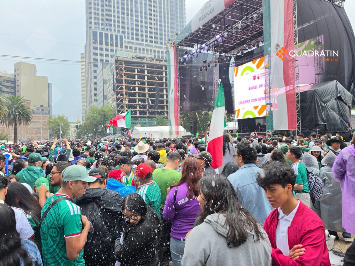 QuadratinMexico's tweet photo. Cientos de aficionados llenan la Plaza de la República para seguir en pantalla gigante el duelo entre México e Inglaterra🏴🇲🇽❤️✨
#HoyGanamos #Mexico #mundialdefútbol2026
https://t.co/O6wBUvDfMs https://t.co/hSxsOUafW0