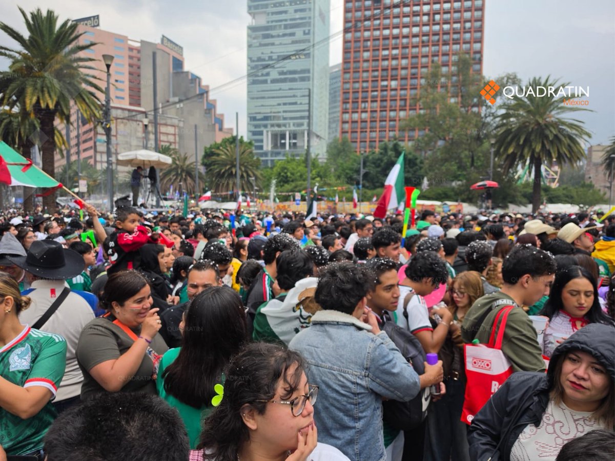QuadratinMexico's tweet photo. Cientos de aficionados llenan la Plaza de la República para seguir en pantalla gigante el duelo entre México e Inglaterra🏴🇲🇽❤️✨
#HoyGanamos #Mexico #mundialdefútbol2026
https://t.co/O6wBUvDfMs https://t.co/hSxsOUafW0