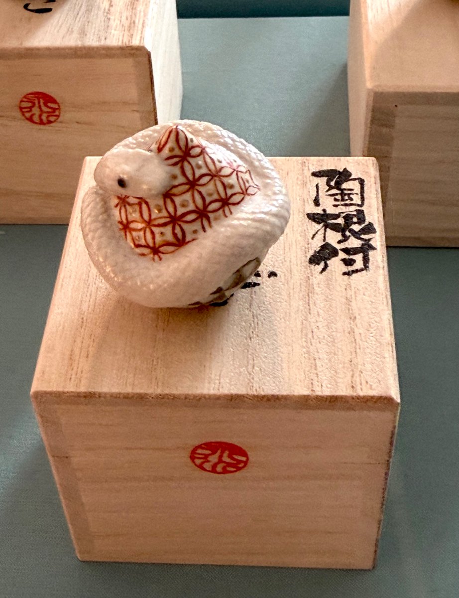 磯山明泉　在銘　落款元箱有　帯留　形彫根付 根付を世界に広めよう♪】 陶芸作家 泉水さんの作品 根付【珠ヘビ