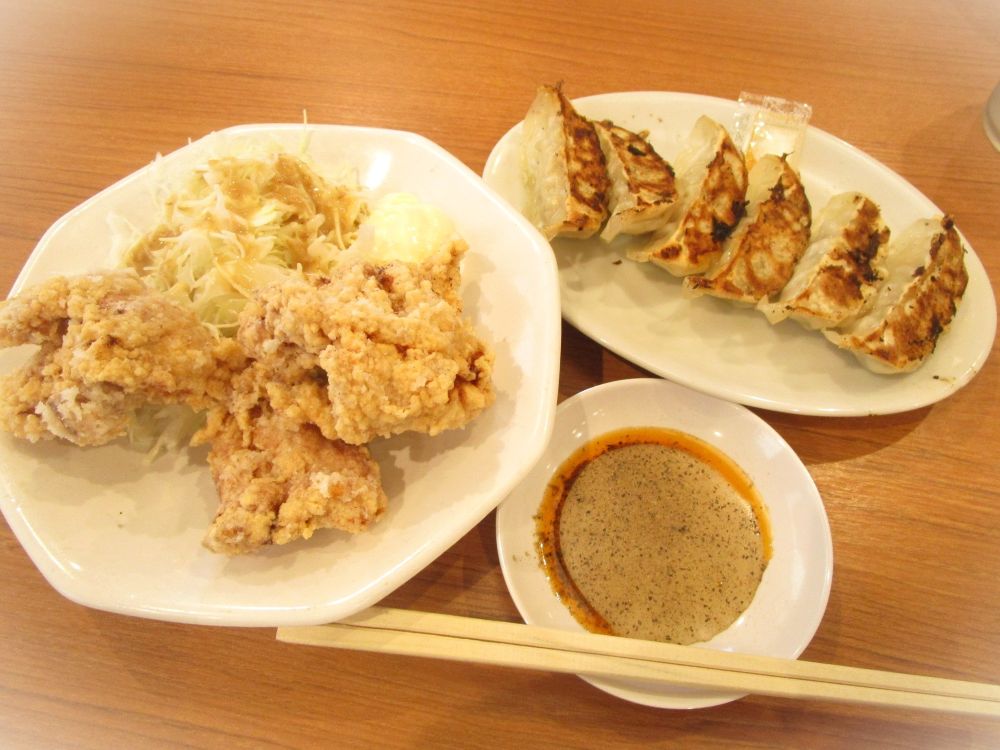 dancesylphide's tweet photo. 昨日は徳島出張帰り＼ラーメン東大／
ラーメン大好きな夫は大盛全部乗せ。
私は餃子４個（２個は夫）と唐揚げ。本当は唐揚げだけにしておこうかと思ったけど、ラーメン注文しないからお店に気を遣って餃子も注文。
体重管理しないとならない身は、一品料理が少ないラーメン屋さんは注文に苦労‥💦 https://t.co/gzzqvO9n4z