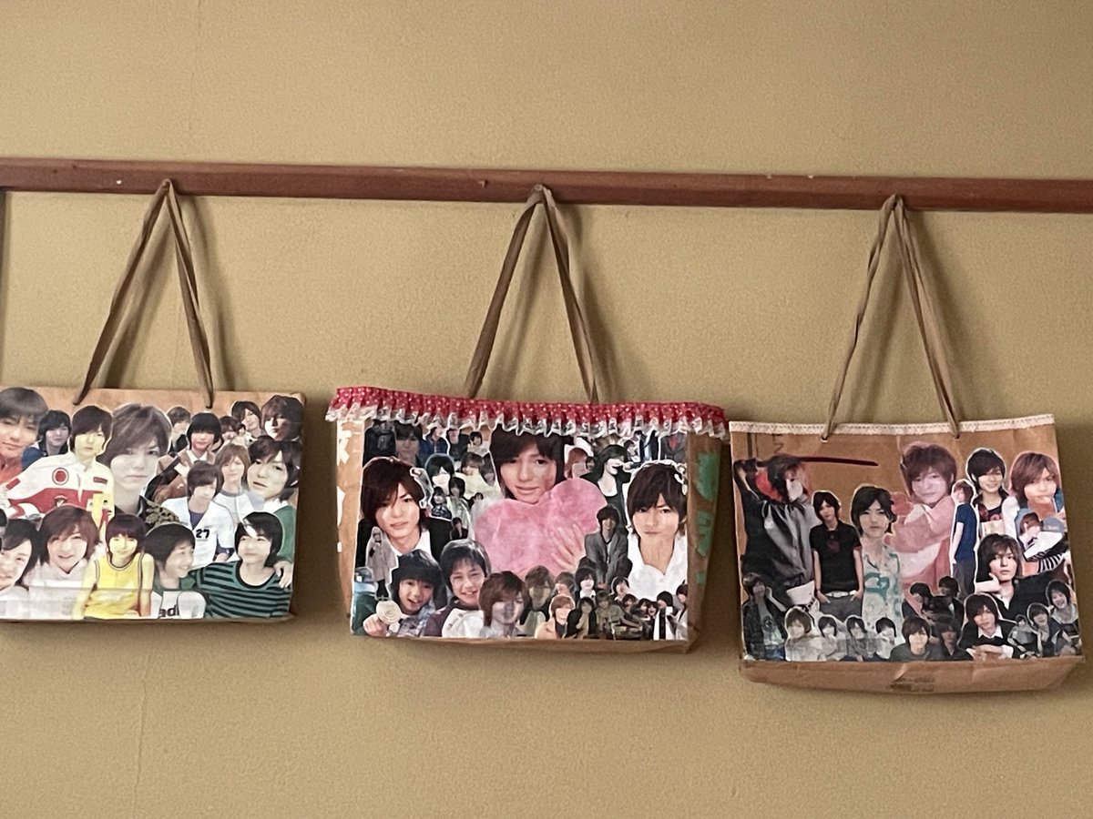 _nekonekonpi_'s tweet photo. 平成を生きたジャニオタというかとくにJUMP担っていっぴ袋とか言う文化あったと思うんだけど実家に帰るとずっとそのいっぴ袋が部屋に飾られてて気まずい😓 https://t.co/jGbNGipBTK