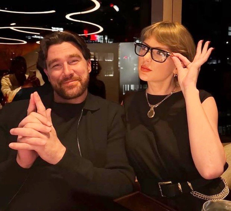 TheSwiftSociety's tweet photo. ❤️| Taylor Swift now share the same wedding anniversary date as her guitarist Paul Sidoti. https://t.co/Blzp46lfnE