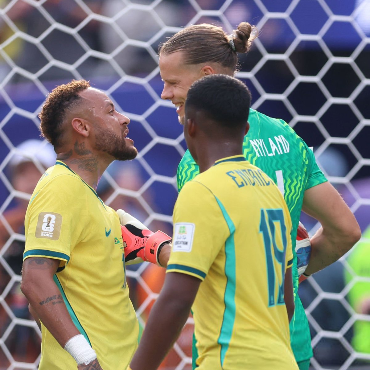 ultimadivisao's tweet photo. Neymar não é o maior culpado pela eliminação. Ancelotti tem muita culpa. Bruno Guimarães, Endrick e vários outros merecem mais críticas.

Mas a atitude do Neymar foi um vexame. E essa foto simboliza os últimos 16 anos do Brasil. O mundo rindo do nosso fracasso. Que bom que acabou a Era Neymar.