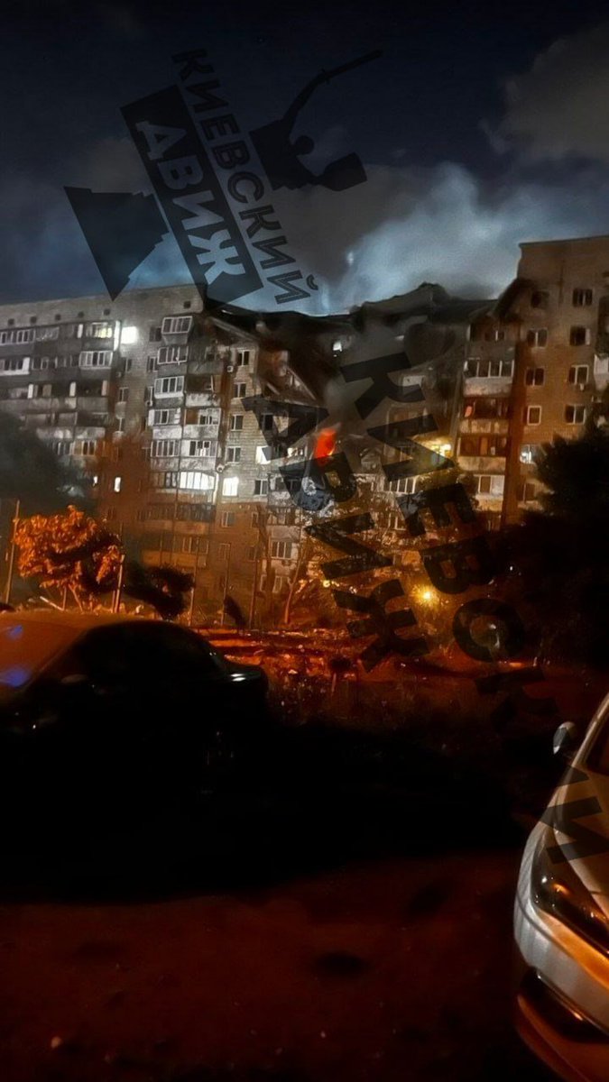 boilolz's tweet photo. Russians have once again struck a residential building in Kyiv tonight https://t.co/K4tkasVMcE