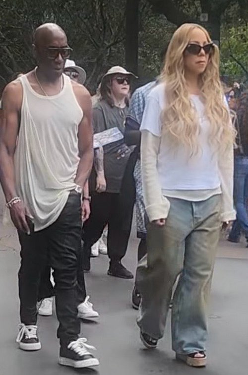 gillesakacake's tweet photo. 📸@MariahCarey walking around and waiting in line at DCA (Disney California Adventure Park) on July 4 🙂 https://t.co/dnPBmpWHYV