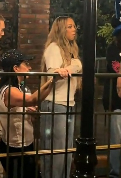 gillesakacake's tweet photo. 📸@MariahCarey walking around and waiting in line at DCA (Disney California Adventure Park) on July 4 🙂 https://t.co/dnPBmpWHYV