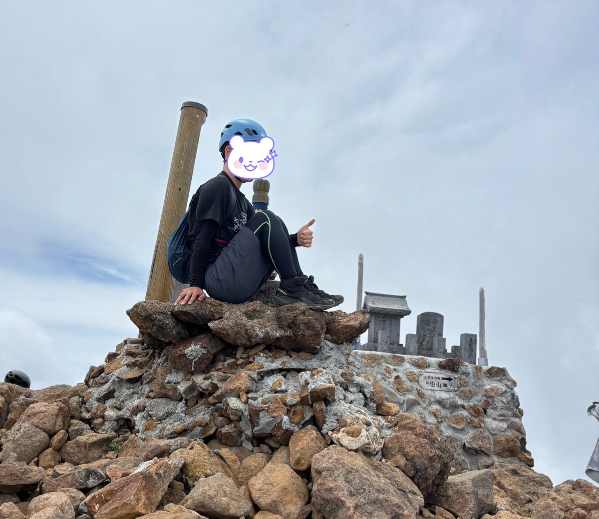 camp_chimarin's tweet photo. イコラブの聖地 赤岳登ってきました⛰️

こんな険しいところ、普段登山してないやろうに、いきなり登ってたとか、しかもチェンスパありで😱　ハンパないし、ほんまにすごい。絶対辛かったと思う

花菜ちゃんと同じポーズしようと思ってたら、角度ずれてた笑

#イコラブ https://t.co/3hYW7rQerq