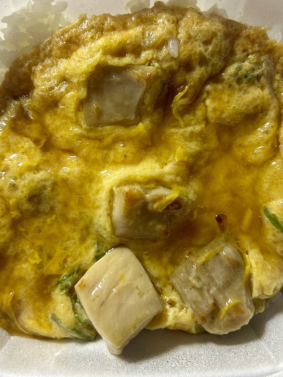 YUI_OKUDA_0108's tweet photo. Since the 5th of every month is "#EggDay (#たまごの日)", I had “#oyakodon (chicken and egg bowl)” for dinner yesterday, July 5th🎶 So delicious😋 Chicken eggs have a long history; poultry farming was already being practiced in Egypt around 1500 BC🥚 For a long time in Japan, it was not consumed as food due to Buddhist teachings that abhorred the taking of life😊 However, it became widespread during the Edo period, and following the Westernization of diets in the Showa era and beyond, its popularity as a source of protein exploded✨ I love eggs💕