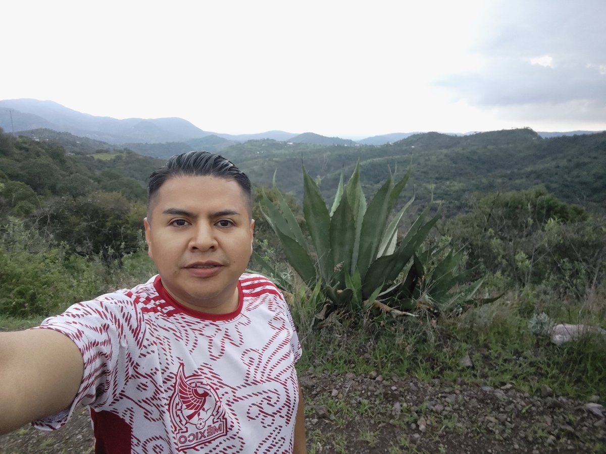 JorgeAzpeitia_'s tweet photo. Después de la victoria de México contra Inglaterra a cantar Wonderwall 
con dedicatoria especial para @oasis 
 #mundialdefútbol2026 https://t.co/RVNt8mJJDC