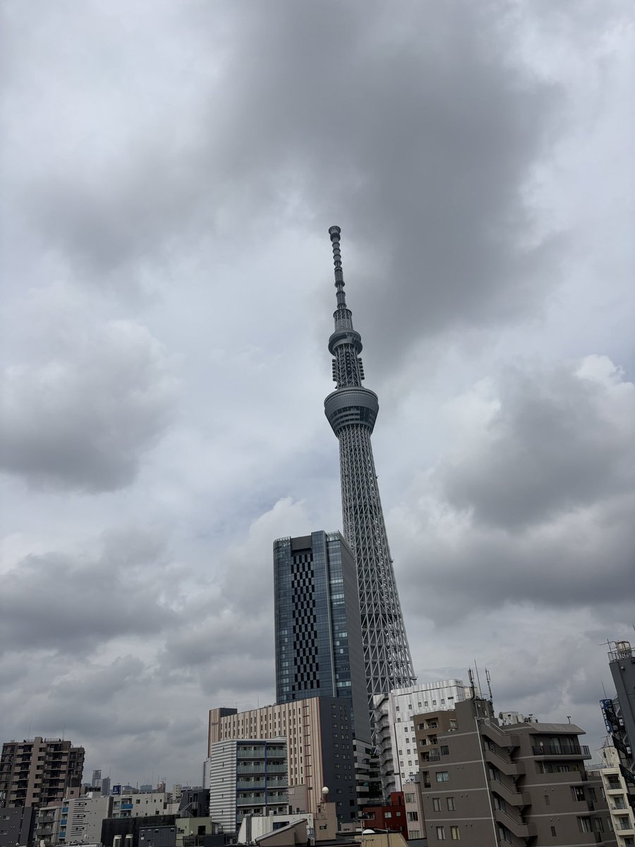 Bluehop4030's tweet photo. 7月6日月曜日。スカイツリーのすぐそばからおはようございます！

梅雨らしい日が続いていますね。今日の天気予報も傘マークがずらり。七夕の前日7月6日に降る雨は洗車雨と言われているそう。マーフィー法則…ではなくて、織姫との逢瀬のために彦星が牛車を洗っているのだそう。
今日も一日ご安全に☔️ https://t.co/OL3vidceNk
