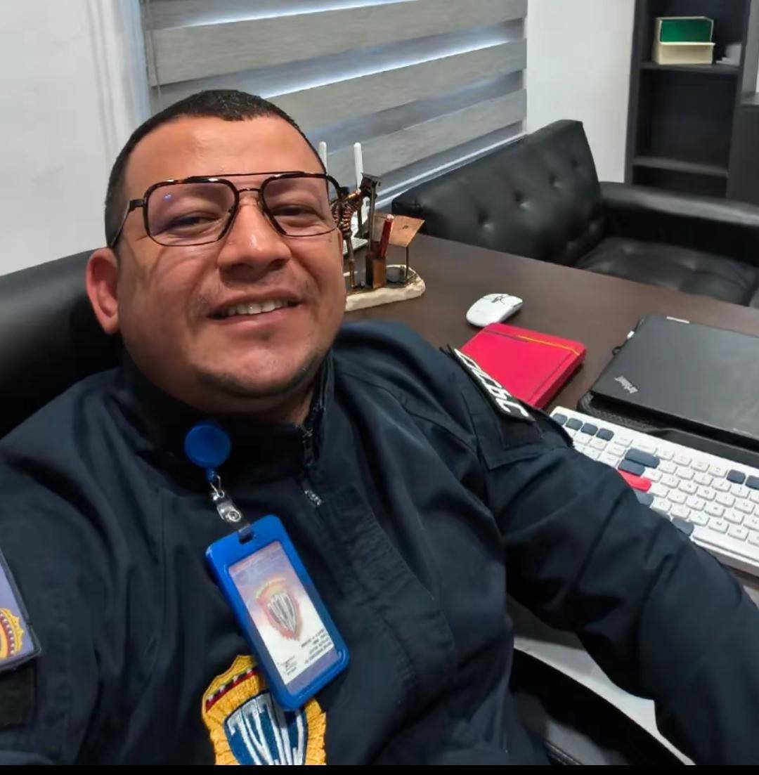 lalogitud's tweet photo. Nicolás Maduro y su plaga..
Un funcionario del Cuerpo de Investigaciones Científicas, Penales y Criminalísticas (CICPC), identificado por los denunciantes como Adrián Gamarra, fue señalado de haber disparado contra un apartamento donde una madre y su hijo de 9 años se habían https://t.co/qXNIbHJf40